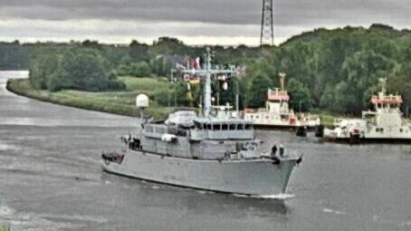 FRENCH WARSHIP M647